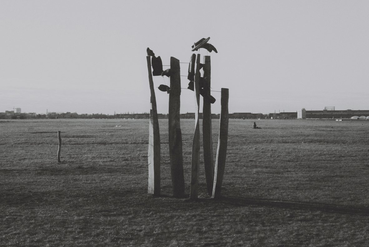 Wooden sculpture on the Tempelhof field